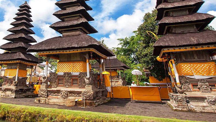 Rumah Adat Bali Ciri Khas Filosofi Material  Bangunan 