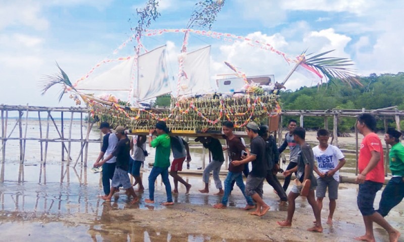 pengertian upacara adat, upacara adat bangka belitung, upacara adat nujuh jerami, upacara adat lampung, pakaian adat bangka belitung, lagu daerah bangka belitung, upacara adat bengkulu, sistem kekerabatan bangka belitung, adat istiadat bangka belitung, makanan khas bangka belitung, rumah adat bangka belitung, ritual adat bangka belitung, tradisi bangka belitung, alat musik bangka belitung, pengertian upacara adat, fungsi upacara adat, kebudayaan bangka belitung, macam macam upacara adat bangka belitung. upacara adat rebo kasan, upacara adat maras tahun, upacara adat mandi belimau, upacara adat sepintu sedulang, upacara adat perang ketupat, upacara adat buang jong