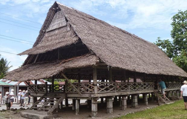 √ Rumah Adat Ambon Ciri Khas, Fungsi, Desain Rumah Adat