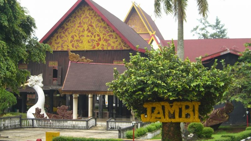 rumah adat suku jambi